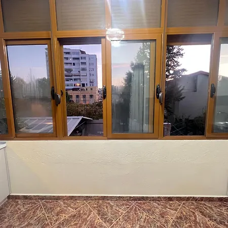 Mandi Tirana